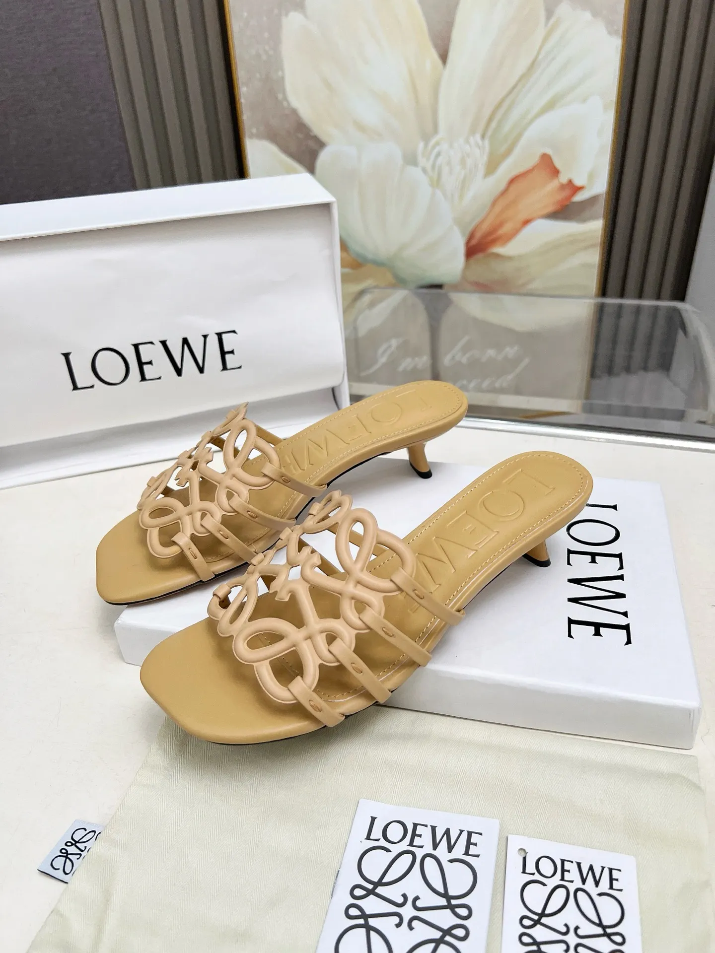 👟👟Ex-factory price 500👟👟 LOEWE 2025 SS summer limited edition hollow slippers, it is a very comprehensive noble fashion brand, highly recommended to all little fairies.   1⃣️Material: Imported cowhide 2⃣️Inner lining: Imported Italian lambskin, super soft and delicate 3⃣️Outsole: Imported Italian original original color genuine leather outsole Heel height 4.5 4⃣️Code number: 35 to 39 (40.41.42.43. Customized)